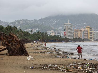 Una de las playas de Acapulco llena de basura arrastrada por los fuertes vientos y lluvias que ha traído la tormenta Beatriz.