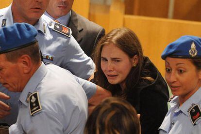 Amanda Knox abandona entre lágrimas la sala del juzgado de Perugia que la declaró inocente, justo después de saber que era libre.