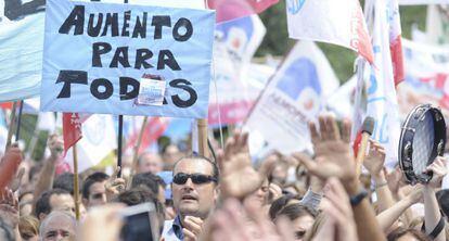 Miles de docentes bonaerenses han protestado en La Plata. 