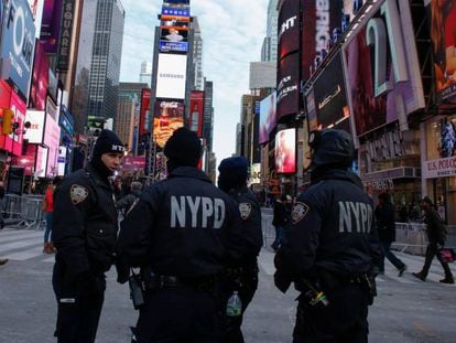 Agentes de la polic&iacute;a de Nueva York en Times Square