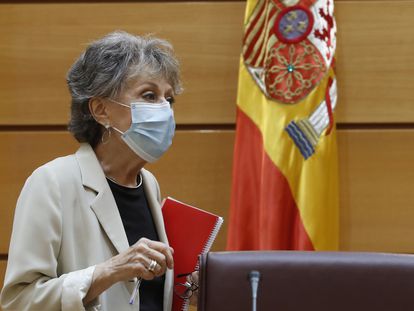 Rosa María Mateo, a su llegada a la comisión parlamentaria.