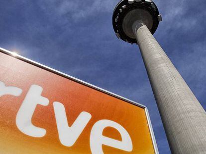 Cartel con el logotipo de RTVE a la puerta de Torrespa&ntilde;a.