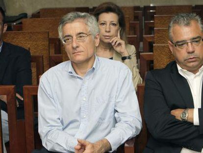 Munar, en el banquillo, entre dos exconsejeros delatores, durante el juicio.
