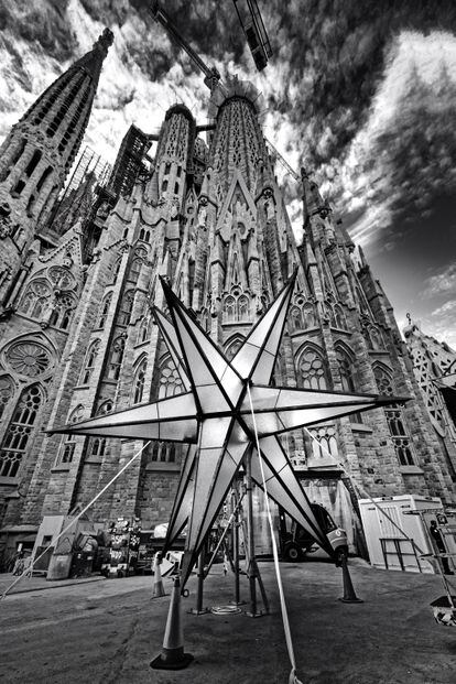La estrella de María, que culmina su torre, en el patio de obras, en 2021, antes de ser colocada para brillar a 138 metros de altura. La figura pesa 5,5 toneladas y en la imagen tiene el templo de fondo.