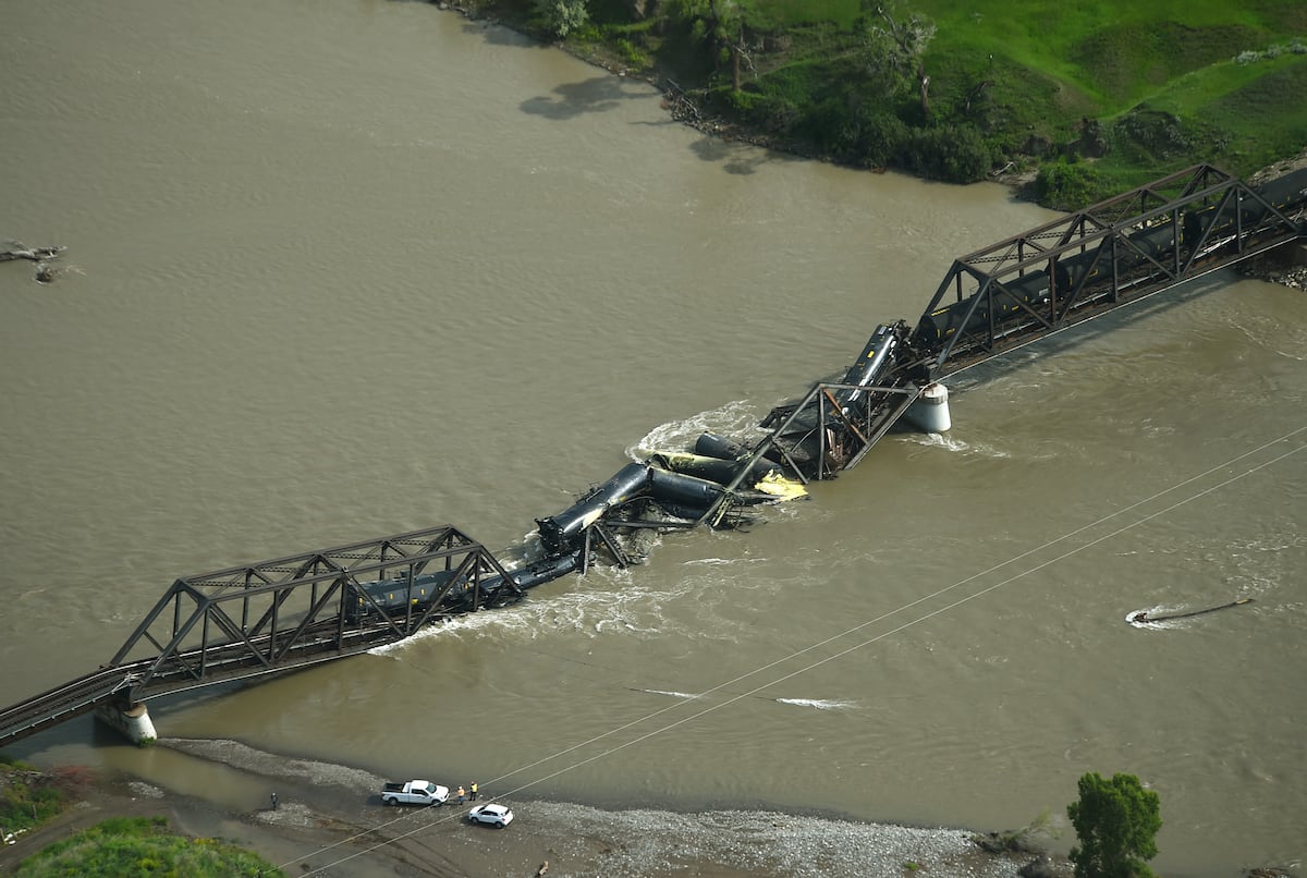 Un treno che trasporta materiali pericolosi cade nel fiume Yellowstone quando un ponte crolla  internazionale