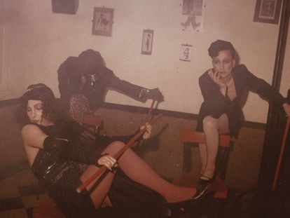 Actuación de Ploma 2 en el pub Tandem de Valencia en 1983.  D’esquerra a dreta, tres de les integrants del grup Rampova, Greta Guevara y Nacha.