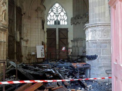 Interior de la Catedral de Nantes tras el incendio.