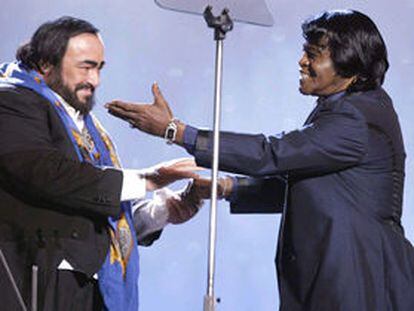 El tenor italiano Luciano Pavarotti y James Brown. PLANO MEDIO - ESCENA