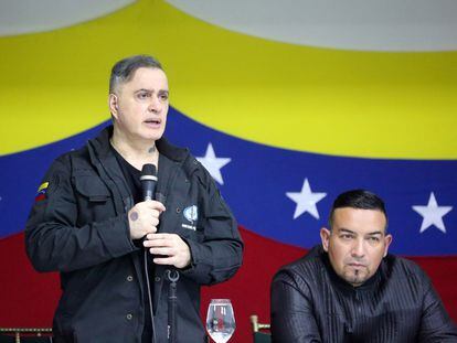 Tarek William Saab (derecha) durante un encuentro de defensores ambientales en Venezuela, en 2022.