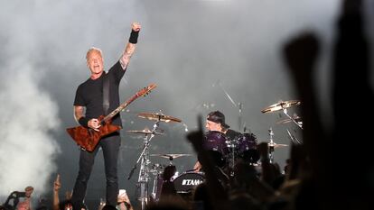 James Hetfield junto con el batería Lars Ulrich en plena actuación