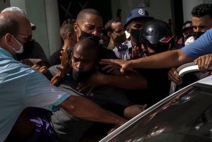 Several police officers detain a protester during the protests against the Cuban government in Havana this Sunday.