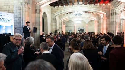 Momento del cóctel, tras la entrega de los Premios Ortega y Gasset en el Ayuntamiento de Barcelona.