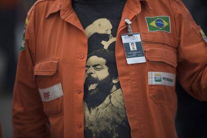 Un trabajador de Petrobras luce una camiseta con la imagen de Lula. 