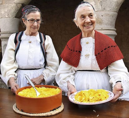 Maria y Pepina, de Cerdeña, mostrando su 'su succu'. Qué es eso, te preguntarás: pasta con azafrán, queso y caldo de oveja. Esta sabrosura y otras, en la cuenta de Instagram 'pasta grannies'.