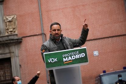 El líder de Vox, Santiago Abascal, durante un acto electoral celebrado este viernes en el distrito madrileño de La Latina.