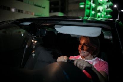 Águeda Esperrilla, vocera de los conductores de Uber en Cancún, sale de un estacionamiento.