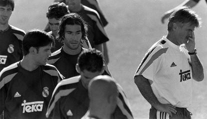 Fernando Sanz y Fernando Morientes, en primer plano a la izquierda de la imagen, durante su etapa como jugadores del Real Madrid. 