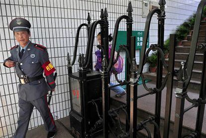 Un guardia de seguridad, en la entrada de una escuela en Nanjing, en la provincia de Jiangsu.