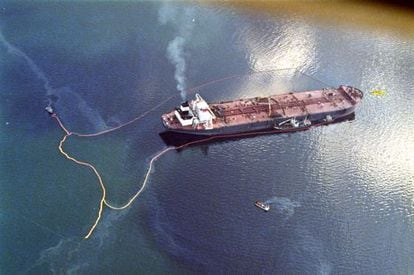 El petrolero &#039;Exxon Valdez&#039;, tras el accidente, vierte su carga de crudo en aguas de la bah&iacute;a de Prince William, Alaska (EE UU) en 1989. 