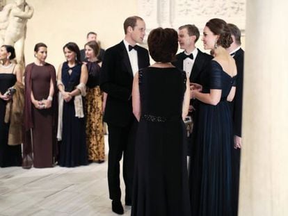 Guillermo de Inglaterra y Kate Middleton charlan con sus invitados durante la gala del Metropolitan en Nueva York.