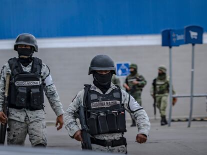 Elementos de la Guardia Nacional y del Ejército mexicano en un centro comercial de San Cristóbal de las Casas, Estado de Chiapas, el 16 de junio de 2022.