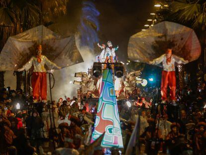 Ambiente durante la cabalgata de los Reyes Magos este viernes en Barcelona.