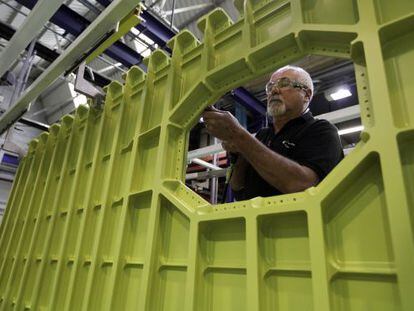 Un operario en la planta de Airbus en Filton.