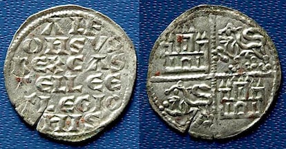 Dos monedas del reinado de Alfonso VIII pertenecientes al tercer tesoro hallado en Calatrava La Vieja.