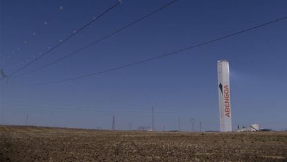 Planta solar de la empresa Abengoa en la localidad de Sevilla de Sanlúcar la Mayor.