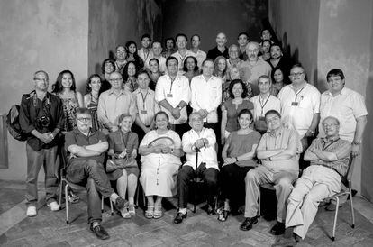 Marzo de 2010. Gabriel García Márquez junto a su esposa Mercedes Barcha y el equipo de maestros, colaboradores y amigos de la FNPI, durante la celebración de los 15 años de la FNPI en Cartagena.