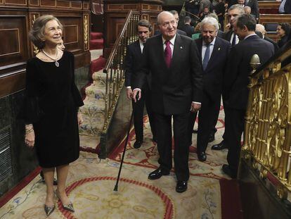 Los reyes eméritos Juan Carlos y Sofía, junto a los expresidentes del Gobierno José María Aznar y Felipe González, a la salida del Congreso tras finalizar la conmemoración del 40º aniversario de la Constitución.