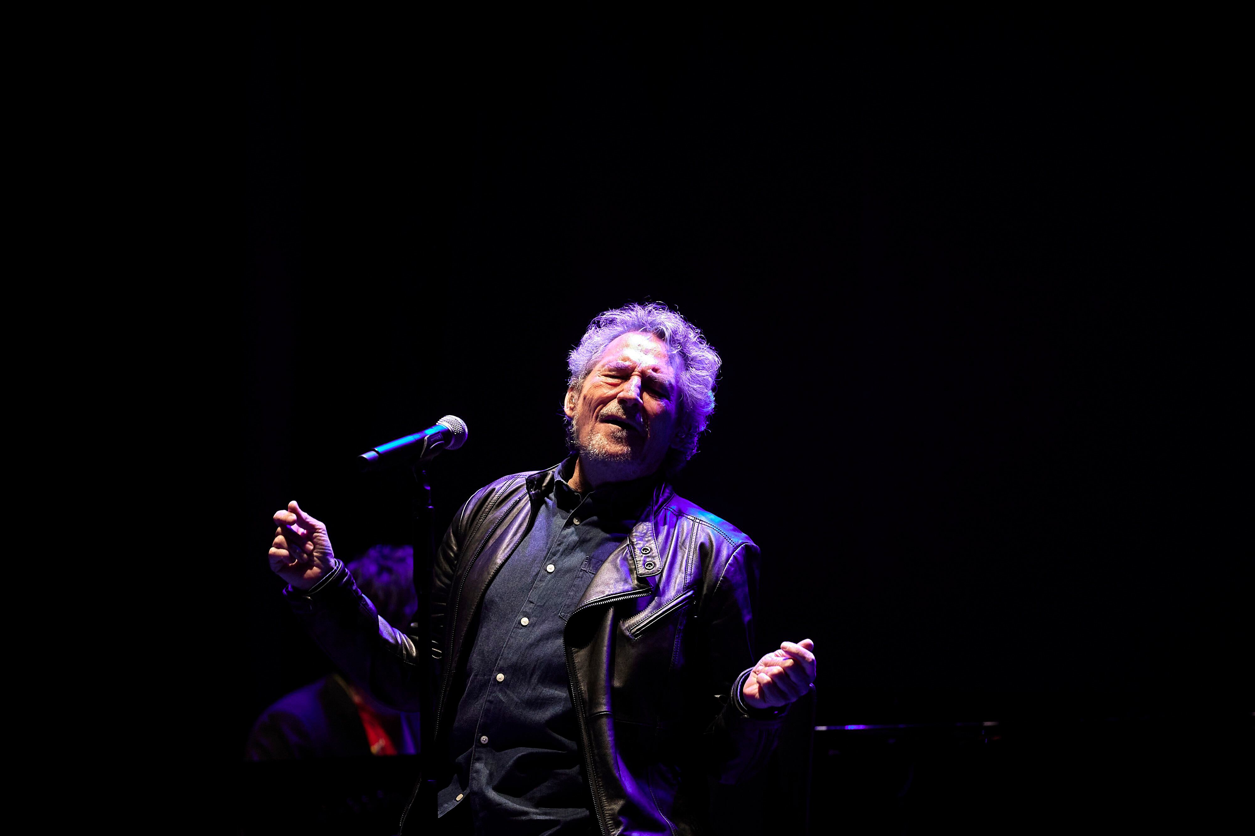 Miguel Ríos durante el concierto ofrecido tras la entrega del legado en el Teatro Isabel La Católica de Granada el 21 de diciembre de 2022. 