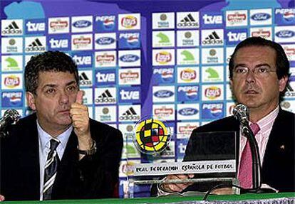 Ángel María Villar y Juan Antonio Gómez Angulo, durante una rueda de prensa.