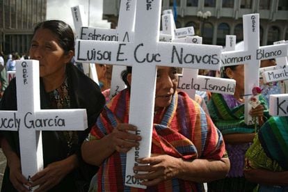 Las mujeres indígenas guatemaltecas protestan en una manifestación durante las conmemoraciones del día internacional para la eliminación de violencia contra la mujer, en ciudad de Guatemala.