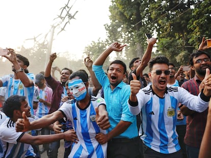 Los fanáticos bengalíes celebran un gol de la selección argentina en la ciudad de Daca, el pasado 22 de noviembre.