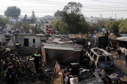 Lugar afectado por la explosión de un camión cisterna con gas en San Pedro Xalostoc, cerca de México DF. La explosión ha sacudido varias manzanas y ha afectado un centro educativo que estaba en las inmediaciones.