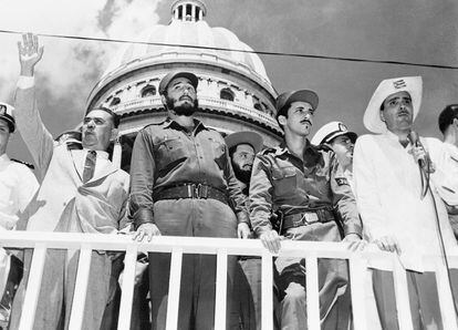 El expresidente mexicano Lázaro Cárdenas saluda a la multitud reunida en el Capitolio de la Habana, acompañado por Fidel Castro, el 28 de julio de 1959.