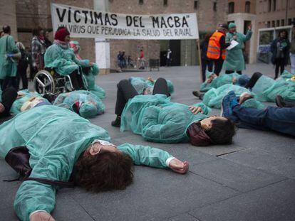 Un grupo de integrantes de la paltaforma CAP Raval Nord Digne protesta frente al MACBA.