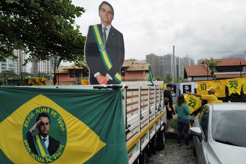 Vendedores de camisetas y todo tipo de artículos promocionales se instalaron cerca de los centros de votación con la imagen del presidente Bolsonaro. 