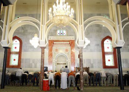 Fieles musulmanes rezan en la mezquita de la M-30 de Madrid.