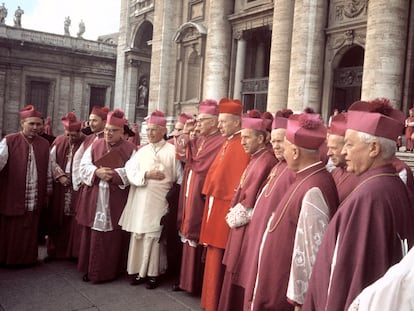 Varios cardenales reunidos en la plaza de San Pedro con motivo del Concilio Vaticano II, en Roma en 1963.