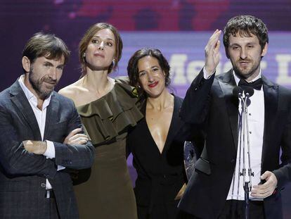 El director Ra&uacute;l Ar&eacute;valo agradece el premio Forqu&eacute; a mejor pel&iacute;cula para su &#039;Tarde para la ira&#039;, junto a la productora Beatriz Bodegas -con el premio en la mano- y los actores Antonio de la Torre y Ruth D&iacute;az.