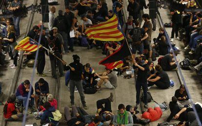 La acción en la estación de Girona ha comenzado a las 6.45 de la mañana y se ha prolongado hasta las 9.30. En la imagen, miembros de los CDR bloquean las vías.