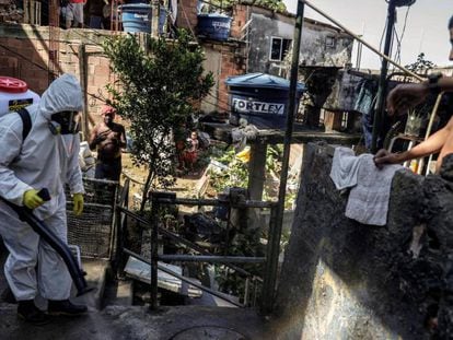 Residentes de una favela de Río de Janeiro desinfectan los espacios públicos.