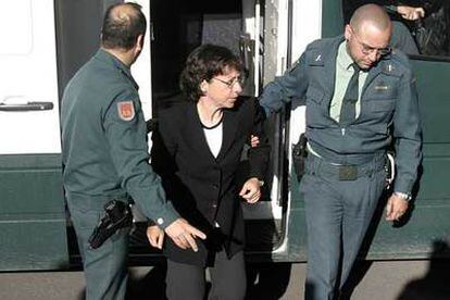 La doctora Noelia de Mingo, escoltada por dos policías, a su llegada ayer a la Audiencia Provincial.