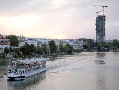 La Torre Pelli vista desde el río Guadalquivir.