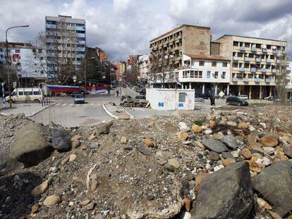 Una barricada levantada en el acceso al principal puente de Mitrovica, en abril.