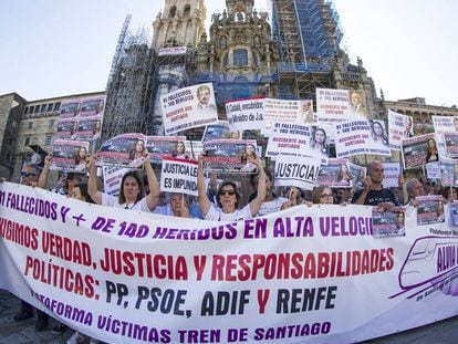 Concentración en Santiago de Compostela en 2019 de familiares de fallecidos y de supervivientes del accidente del Alvia.