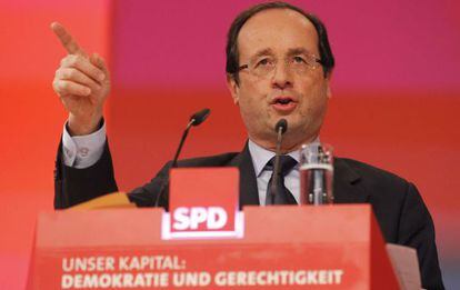 Francois Hollande, el candidato socialista a las presidenciales francesas,, ayer en Berl&iacute;n  