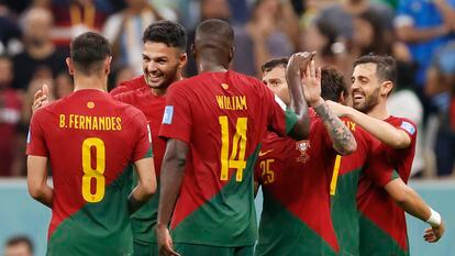 Los jugadores de Portugal felicitan a Gonçalo Ramos.